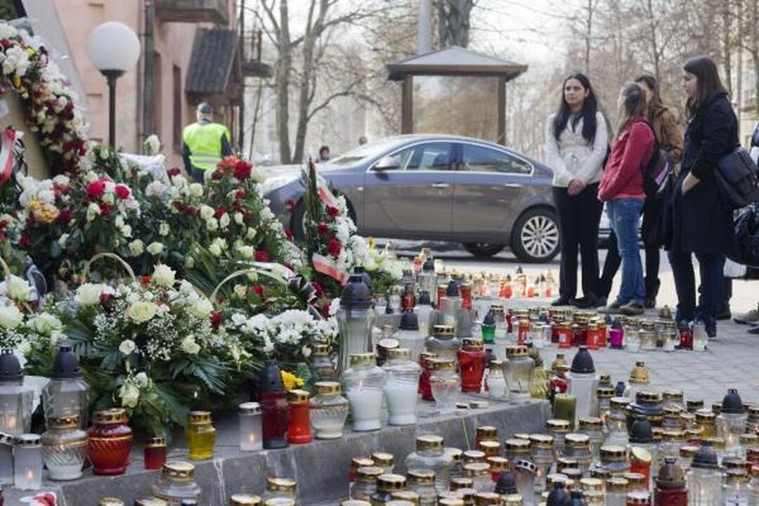 Vilniaus moksleiviai prie Lenkijos ambasados pagerbia žuvusiuosius (dar papildyta)