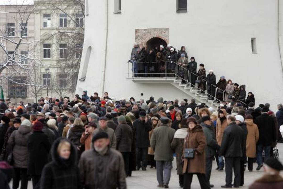 Pirmąją naujų metų dieną Gedimino kalne suplevėsavo 2010 metų trispalvė 