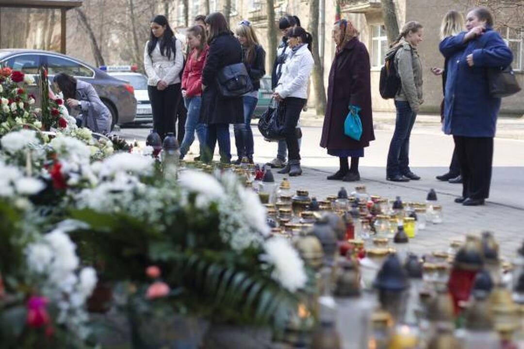 Vilniaus moksleiviai prie Lenkijos ambasados pagerbia žuvusiuosius (dar papildyta)