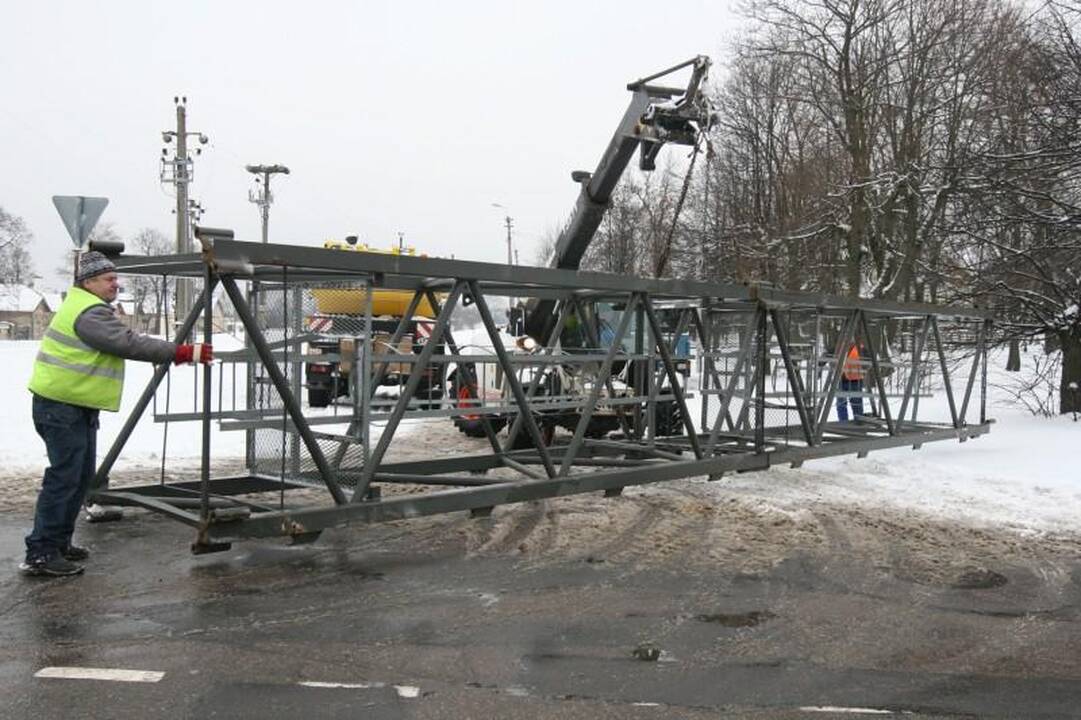 Vilniuje ant viaduko iškrito vežamo krano konstrukcijos