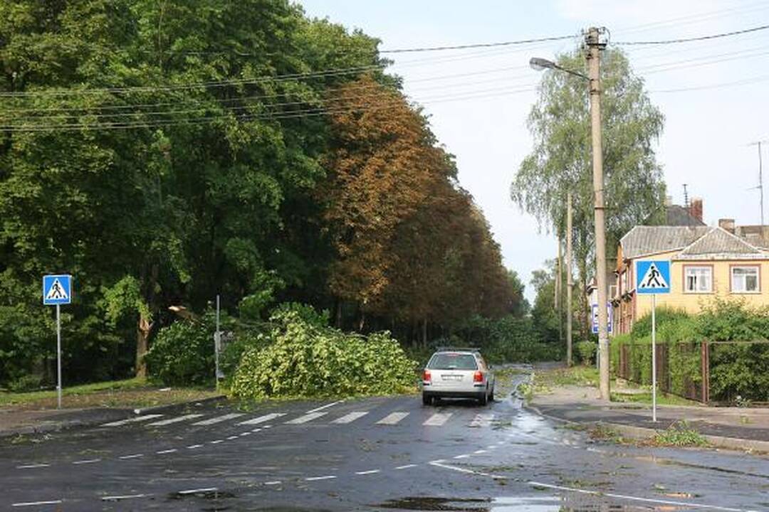 Sekmadienio naktį miestą nusiaubė audra (papildyta)