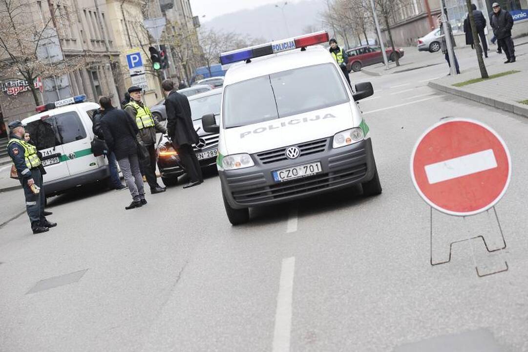 Mįslė Maironio gatvėje: ką čia veikė kostiumuoti vyrai ir policija?