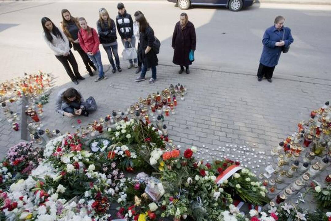 Vilniaus moksleiviai prie Lenkijos ambasados pagerbia žuvusiuosius (dar papildyta)