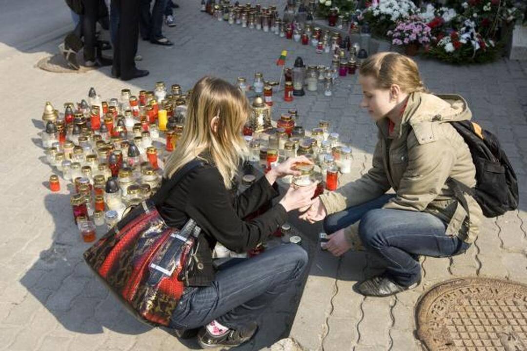 Vilniaus moksleiviai prie Lenkijos ambasados pagerbia žuvusiuosius (dar papildyta)