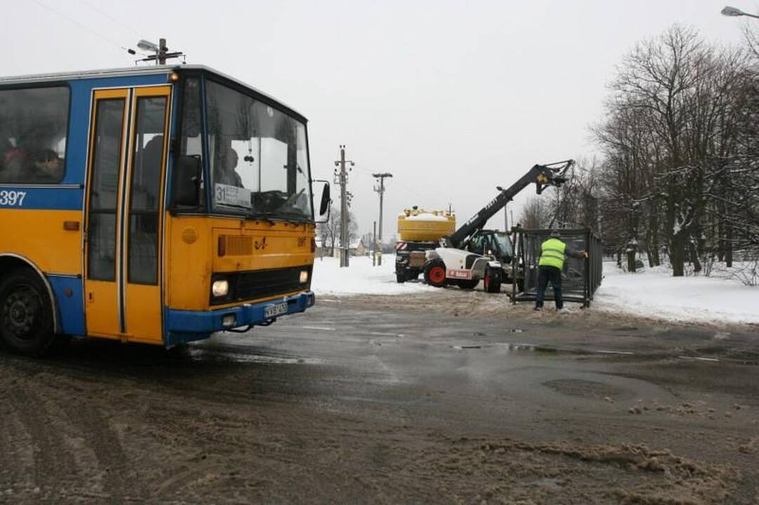 Vilniuje ant viaduko iškrito vežamo krano konstrukcijos