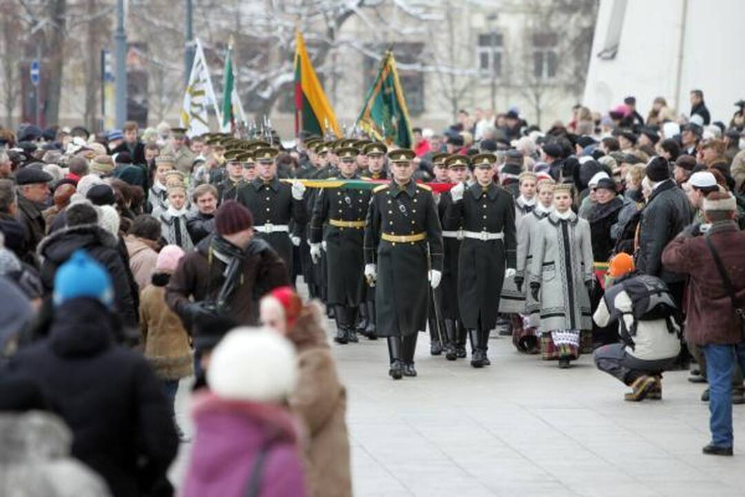 Pirmąją naujų metų dieną Gedimino kalne suplevėsavo 2010 metų trispalvė 
