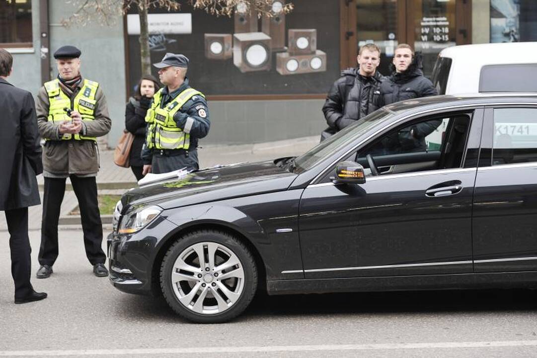 Mįslė Maironio gatvėje: ką čia veikė kostiumuoti vyrai ir policija?
