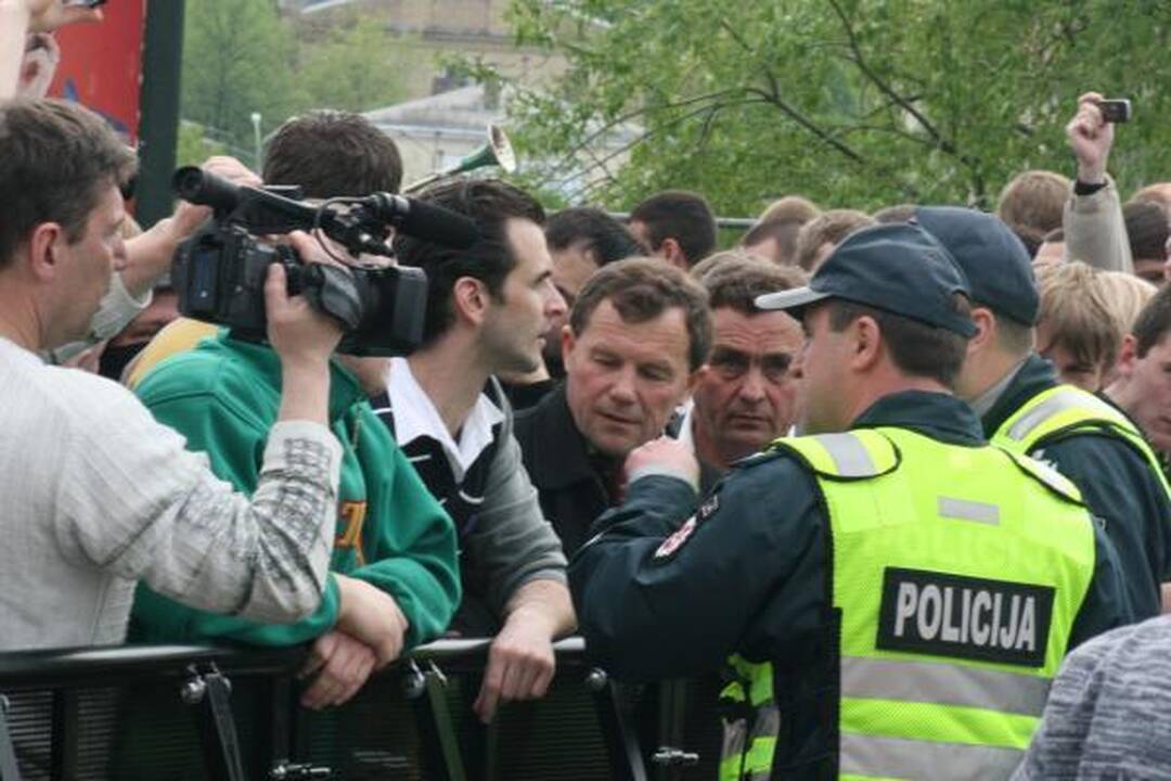 Po eitynių - riaušės. P.Gražulis ir K.Uoka išvesdinti jėga
