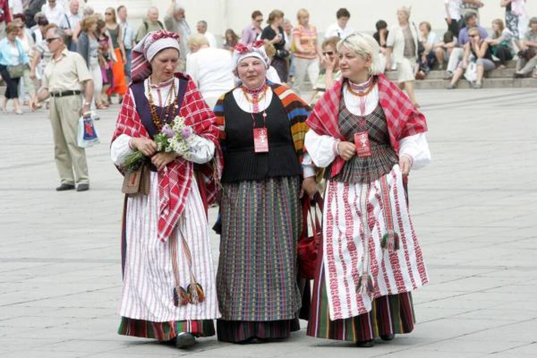 Dainų šventė: supiltas Lietuvos žemėlapis, pažadinta žemė