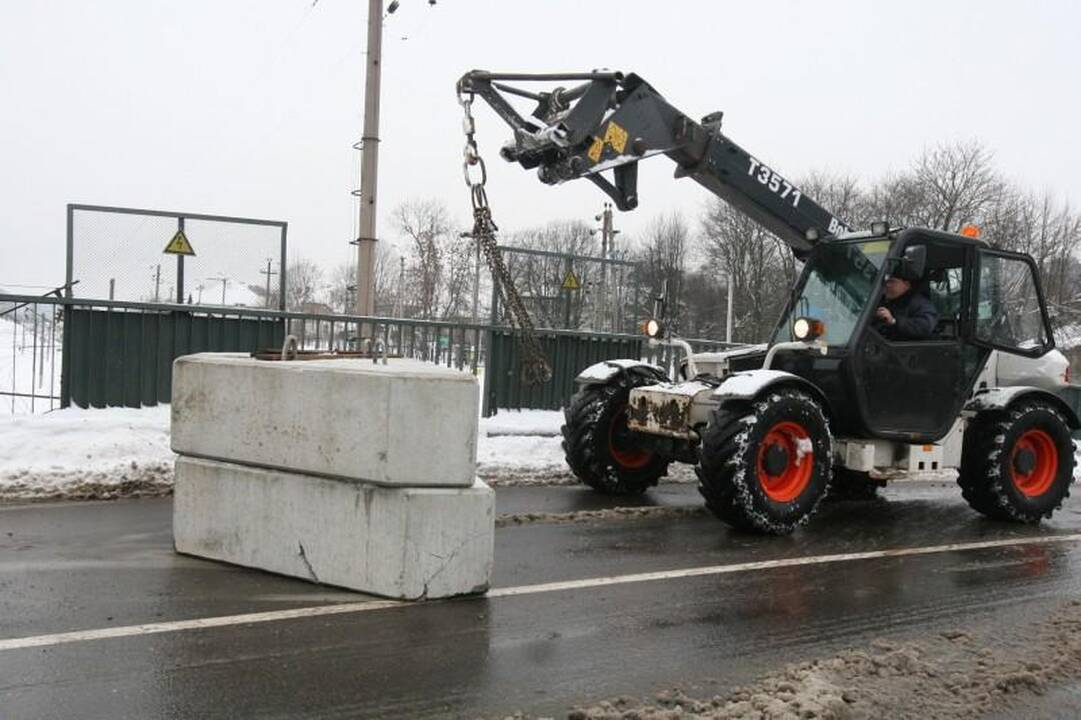 Vilniuje ant viaduko iškrito vežamo krano konstrukcijos