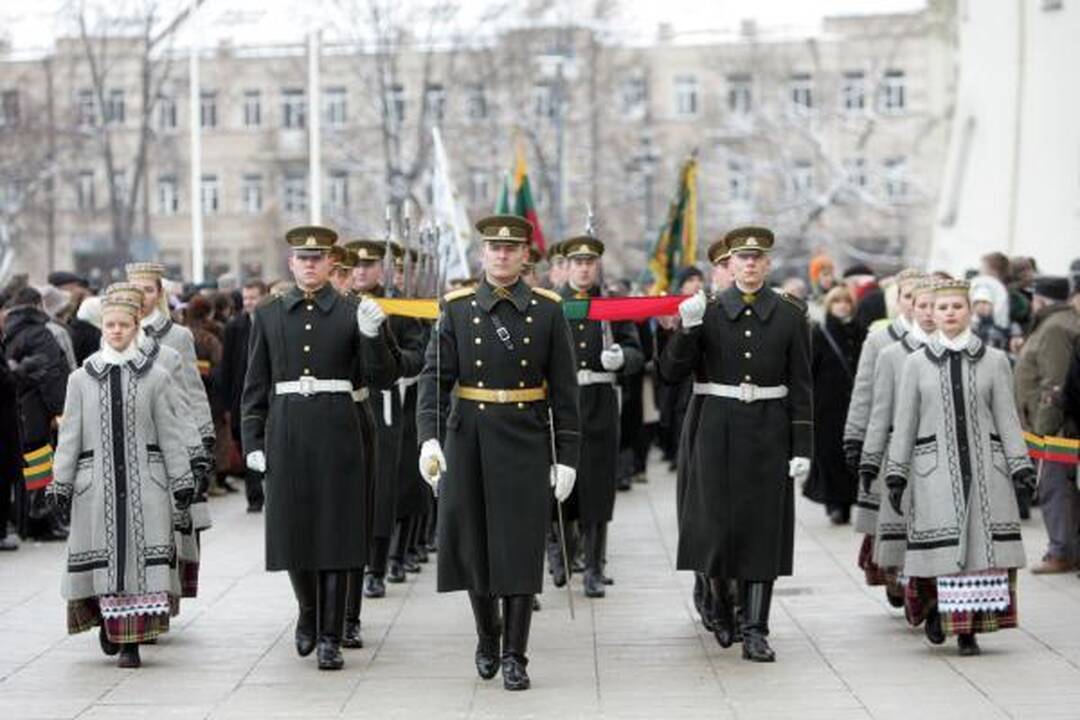 Pirmąją naujų metų dieną Gedimino kalne suplevėsavo 2010 metų trispalvė 