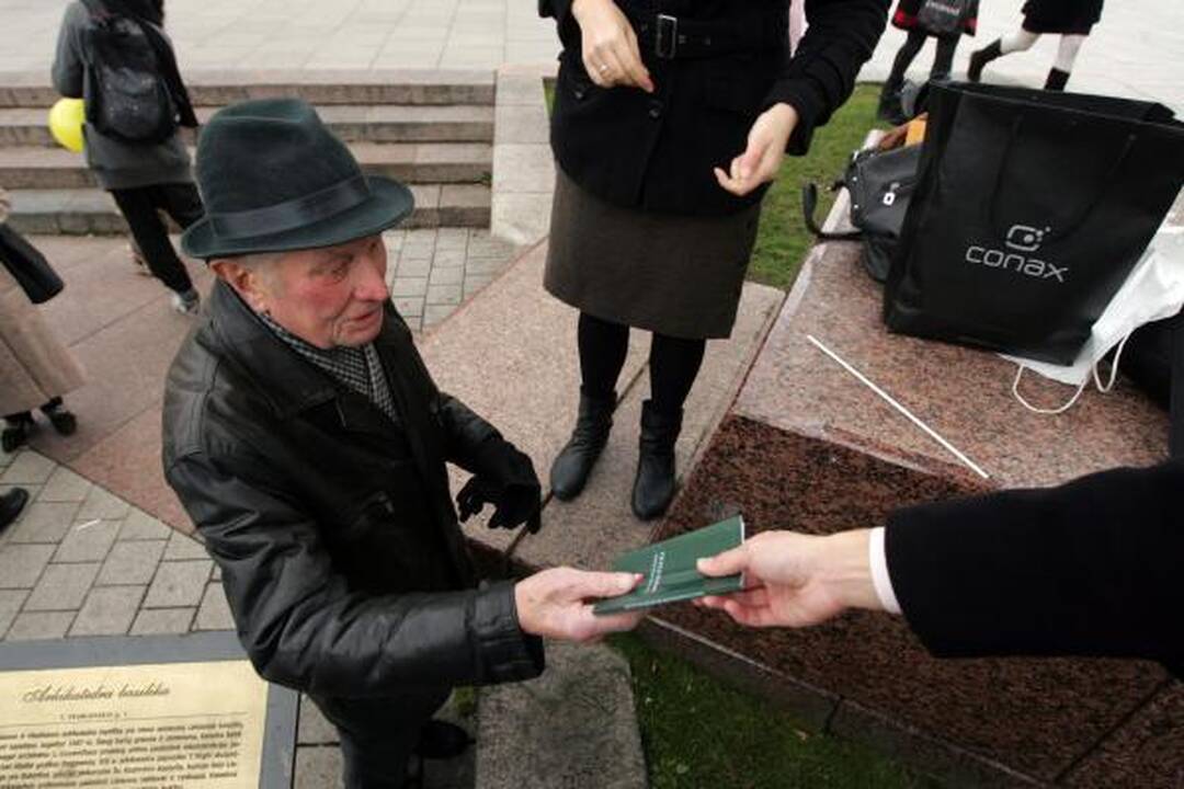 Prie Konstitucijos – kaip prie dykai dalijamo pieno