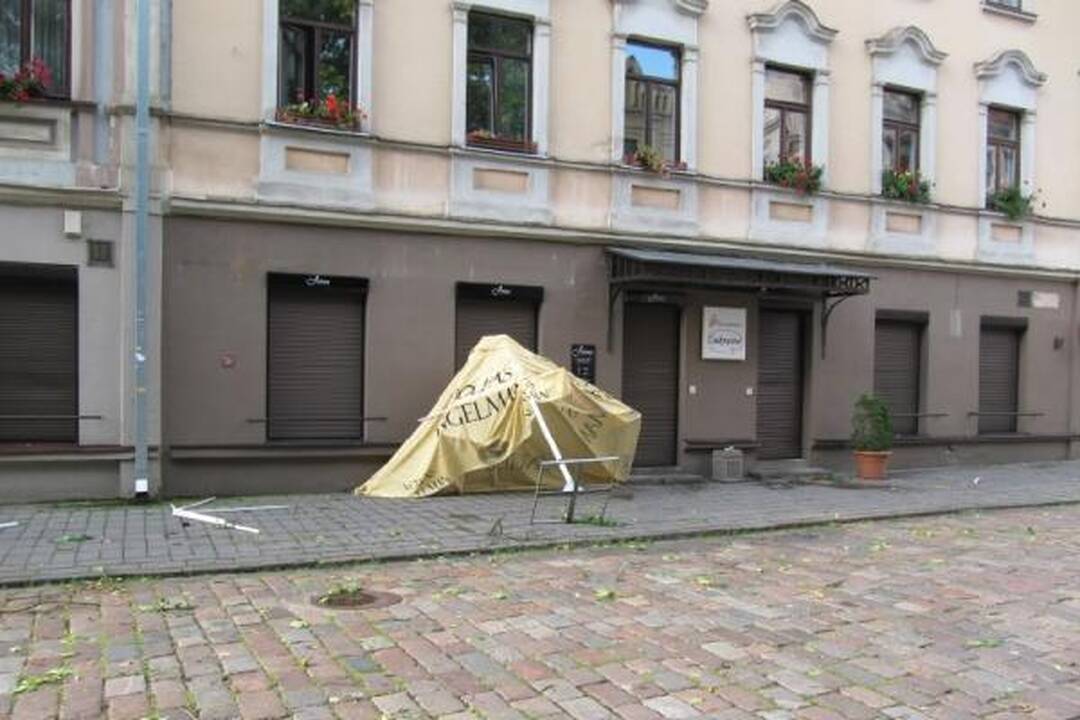 Sekmadienio naktį miestą nusiaubė audra (papildyta)
