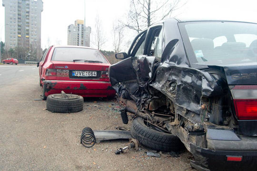 Vilniuje siautėjęs „Lexus“ vairuotojas taranavo aštuonis automobilius (papildyta)