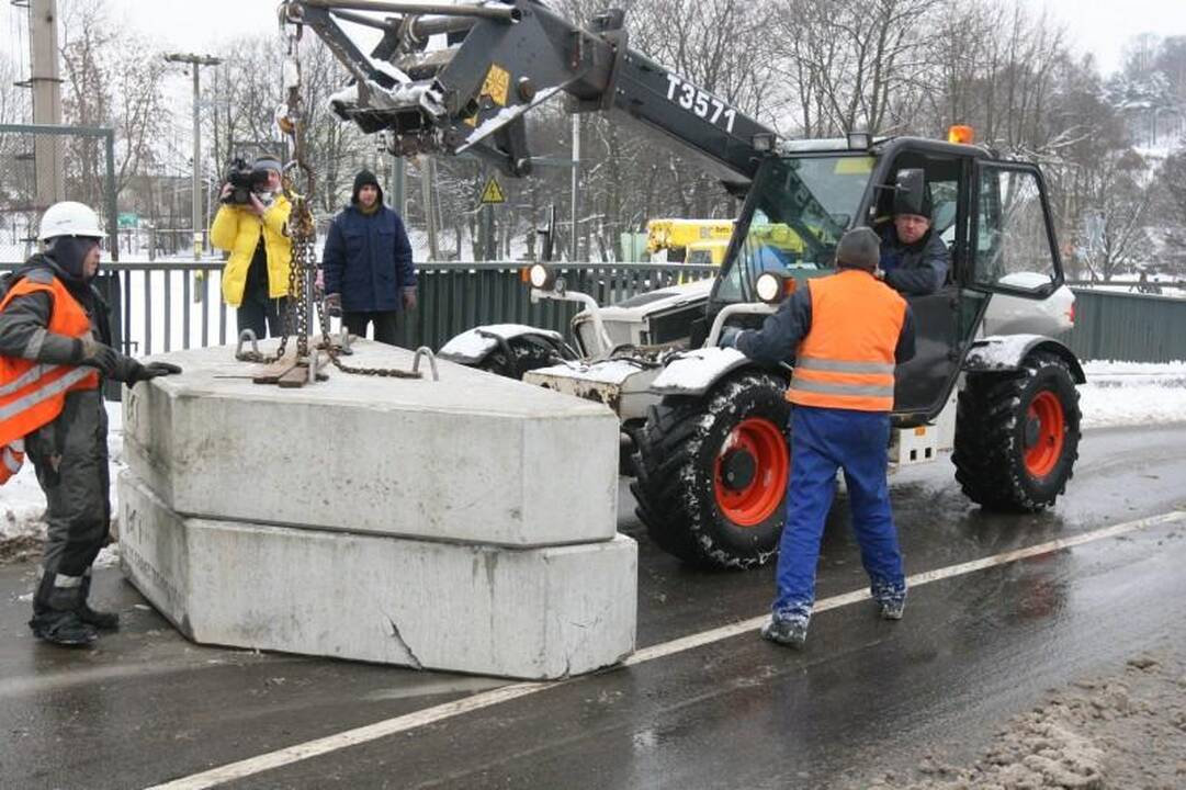 Vilniuje ant viaduko iškrito vežamo krano konstrukcijos