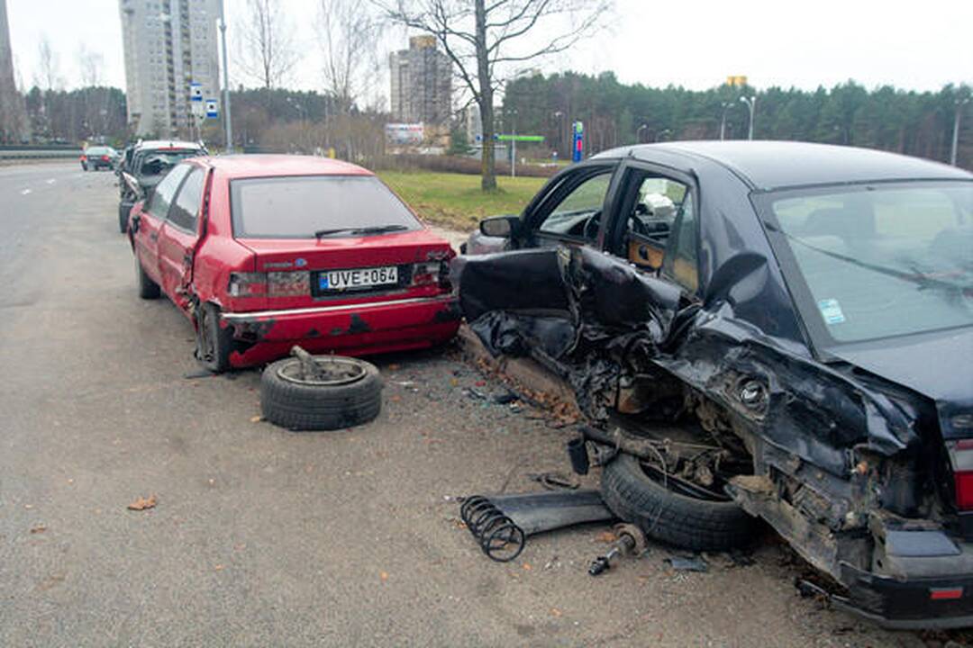 Vilniuje siautėjęs „Lexus“ vairuotojas taranavo aštuonis automobilius (papildyta)