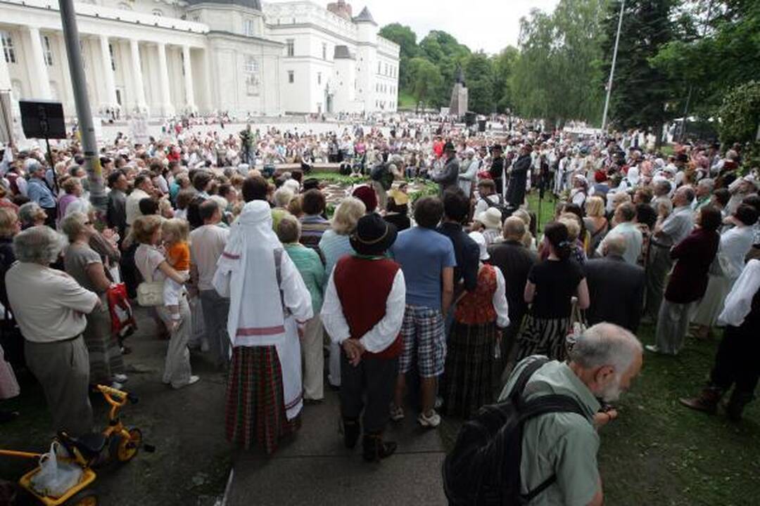 Dainų šventė: supiltas Lietuvos žemėlapis, pažadinta žemė