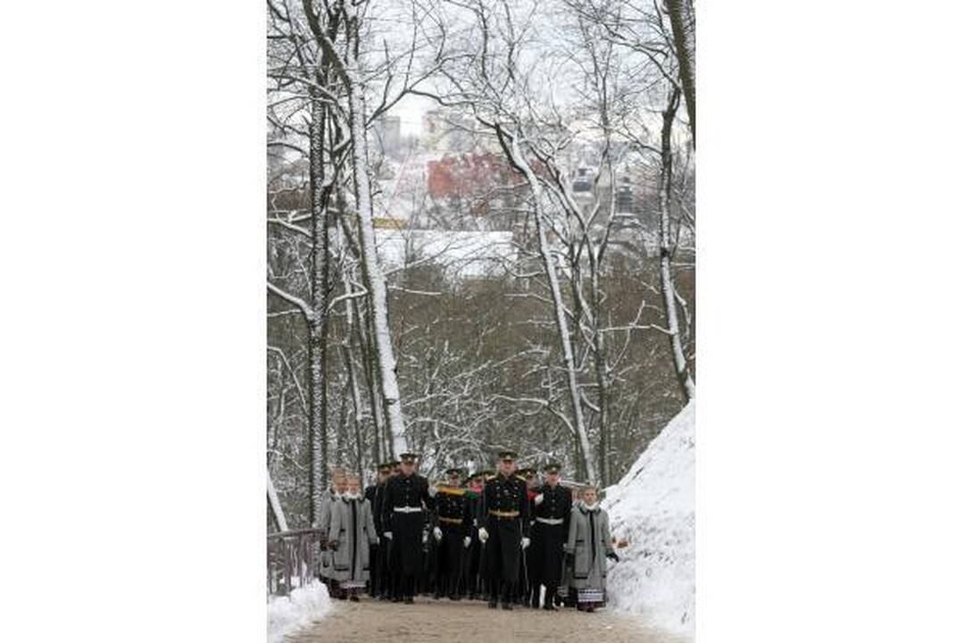 Pirmąją naujų metų dieną Gedimino kalne suplevėsavo 2010 metų trispalvė 
