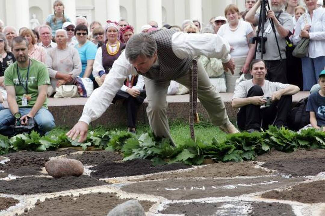 Dainų šventė: supiltas Lietuvos žemėlapis, pažadinta žemė
