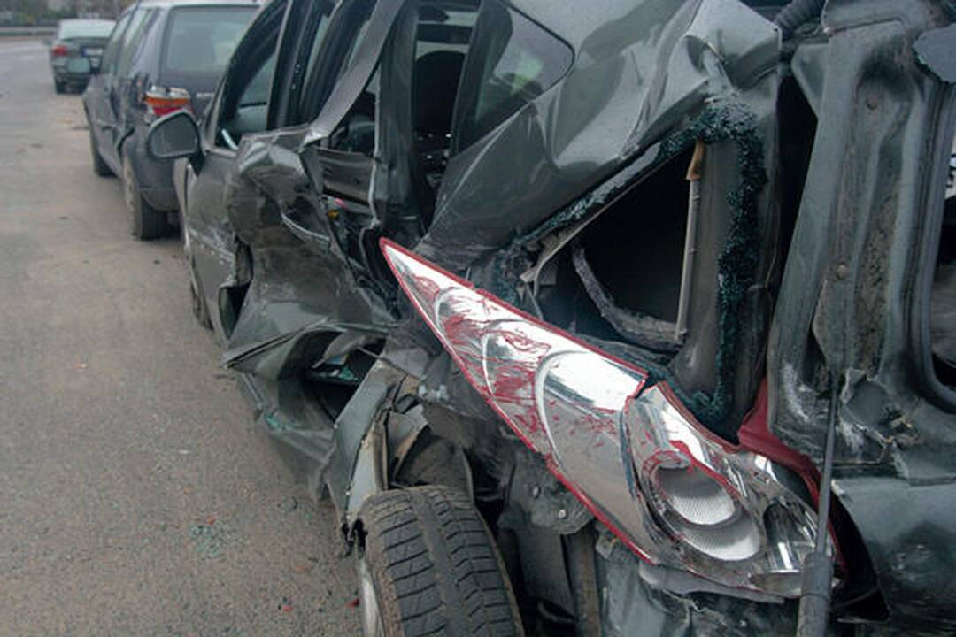 Vilniuje siautėjęs „Lexus“ vairuotojas taranavo aštuonis automobilius (papildyta)