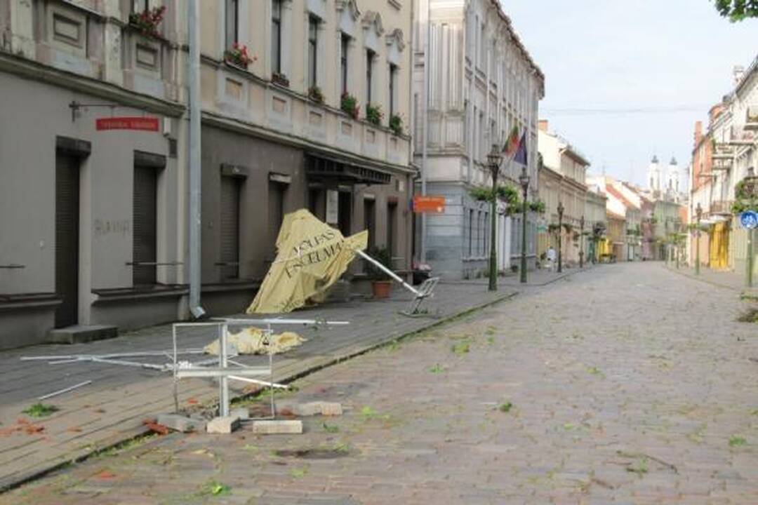 Sekmadienio naktį miestą nusiaubė audra (papildyta)