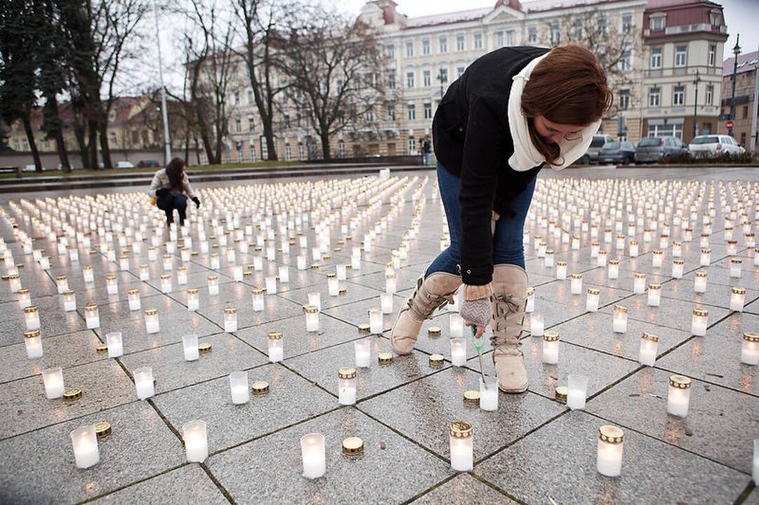 Žuvusiesiems keliuose sužibo per 15 tūkst. žvakučių