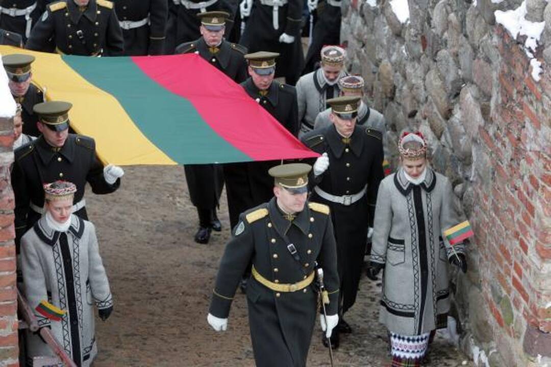 Pirmąją naujų metų dieną Gedimino kalne suplevėsavo 2010 metų trispalvė 