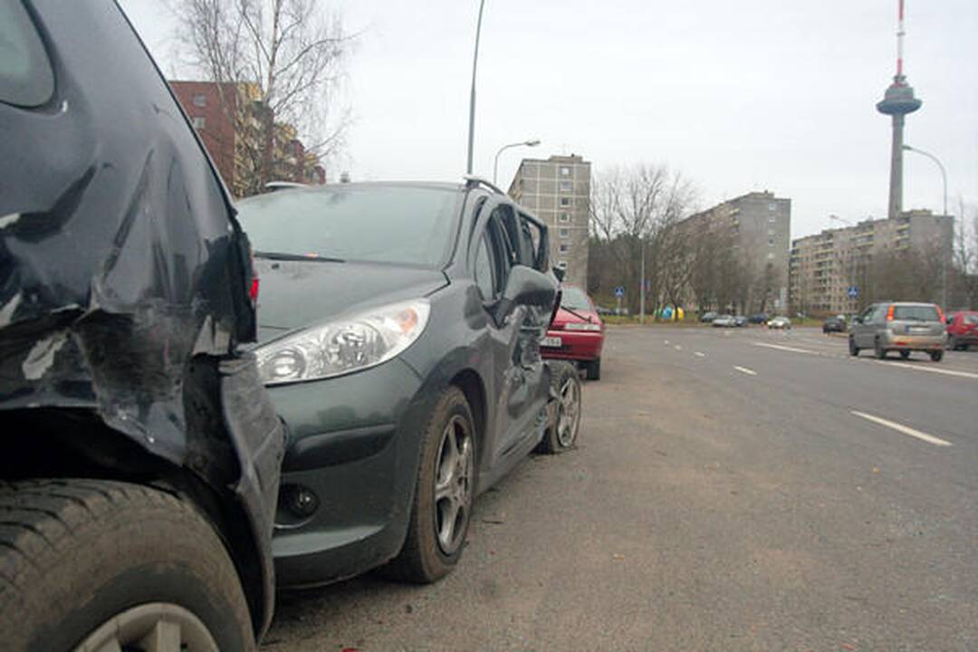 Vilniuje siautėjęs „Lexus“ vairuotojas taranavo aštuonis automobilius (papildyta)