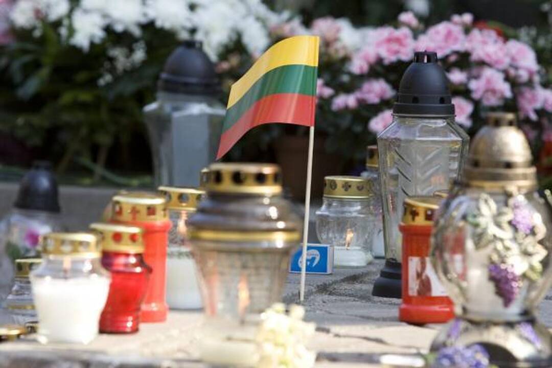Vilniaus moksleiviai prie Lenkijos ambasados pagerbia žuvusiuosius (dar papildyta)