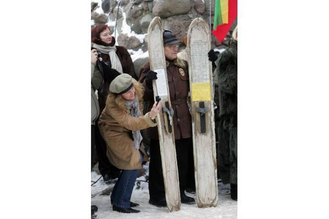 Pirmąją naujų metų dieną Gedimino kalne suplevėsavo 2010 metų trispalvė 