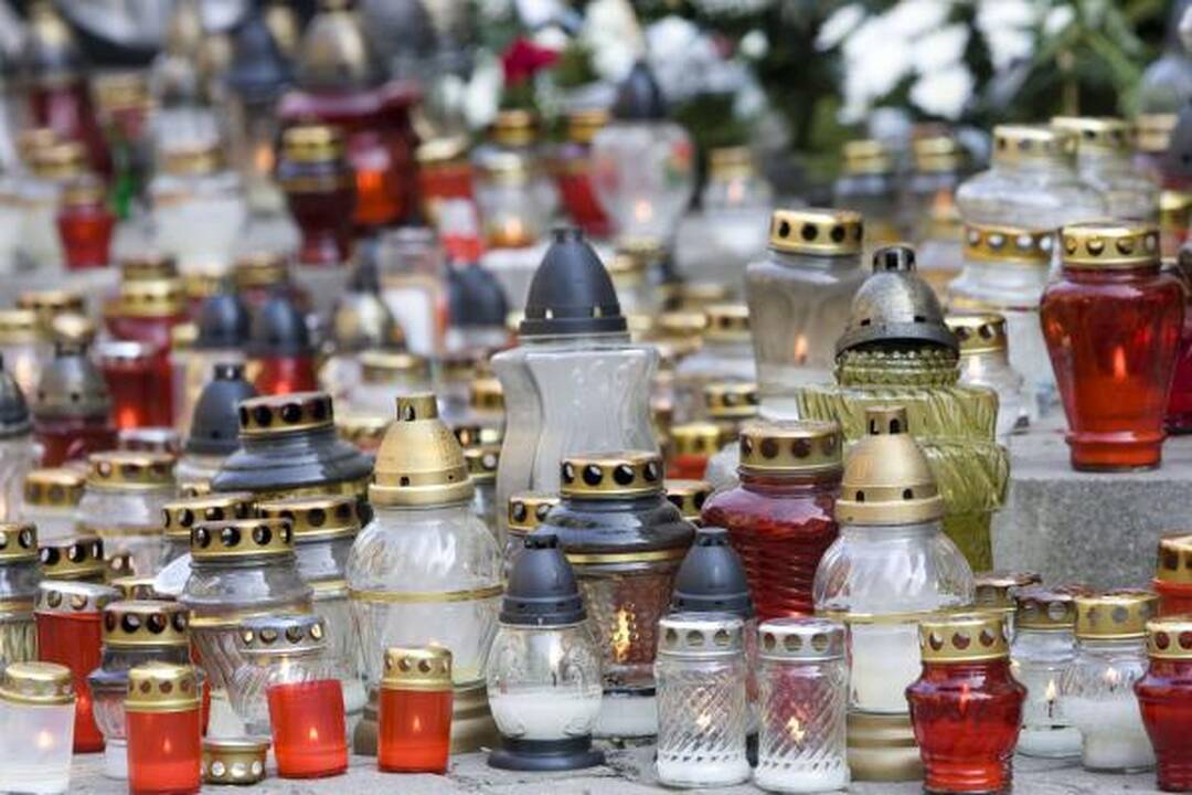 Vilniaus moksleiviai prie Lenkijos ambasados pagerbia žuvusiuosius (dar papildyta)