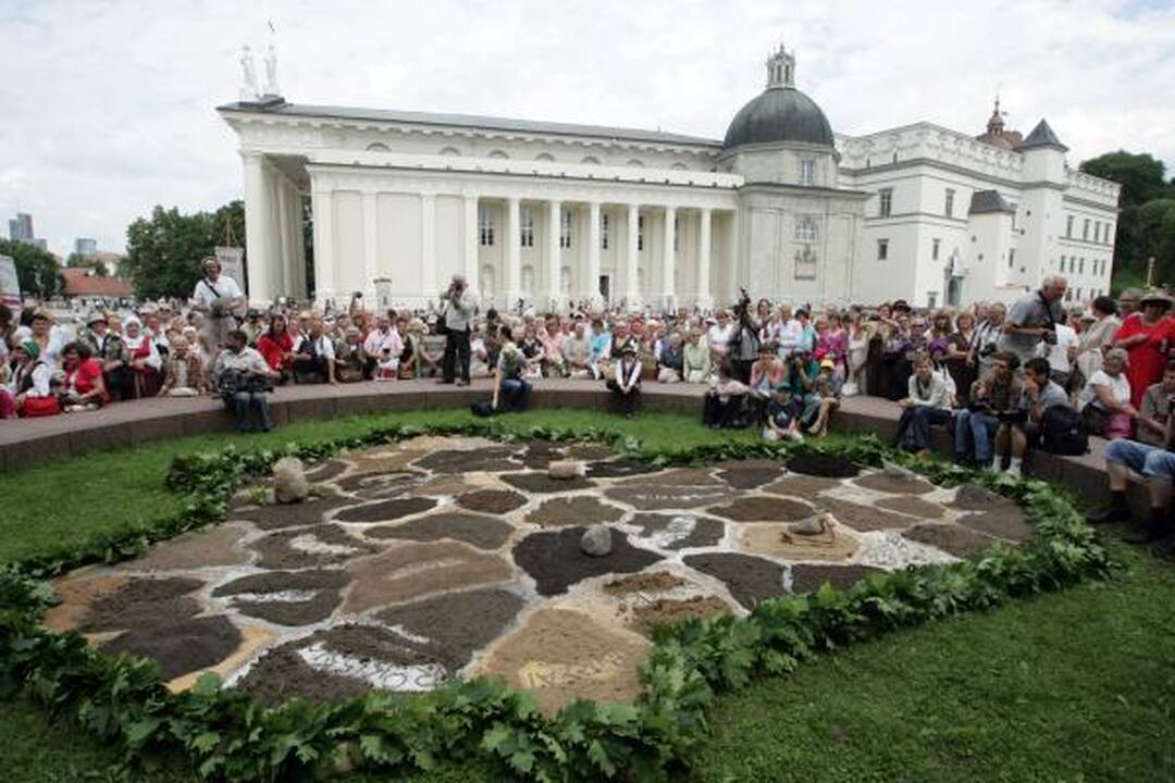 Dainų šventė: supiltas Lietuvos žemėlapis, pažadinta žemė