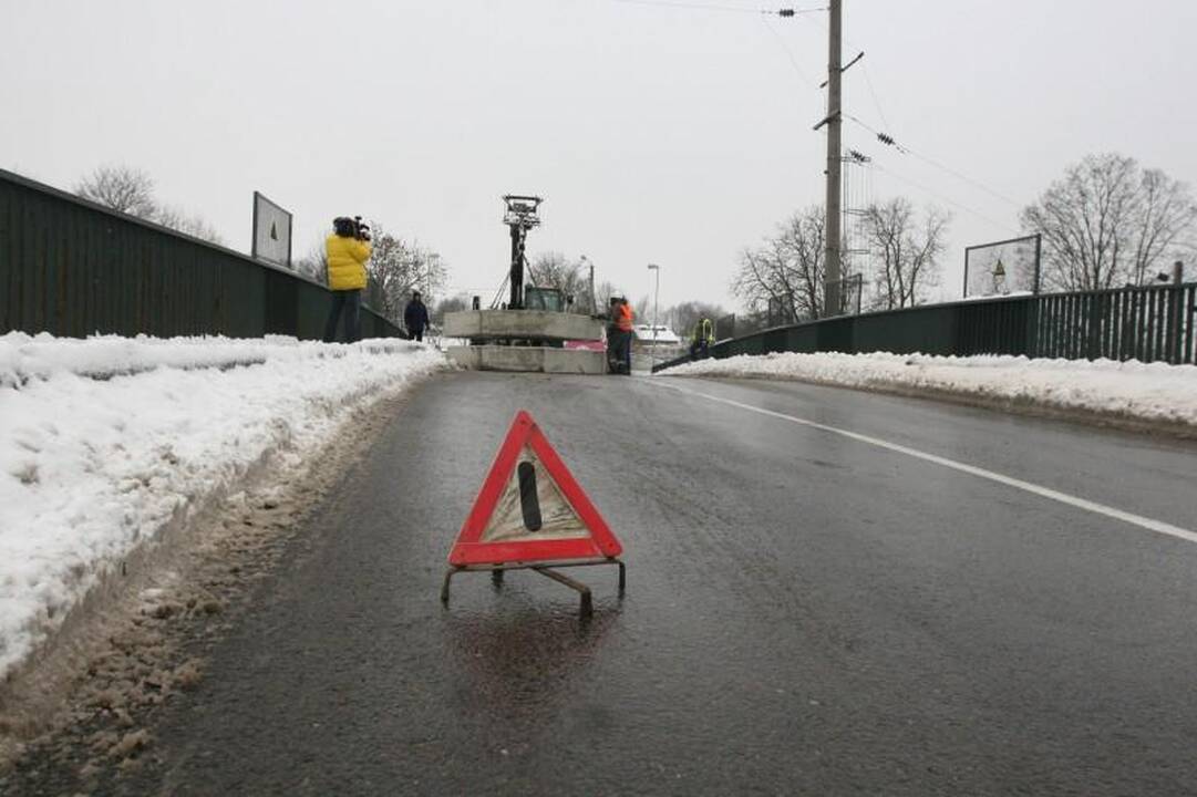 Vilniuje ant viaduko iškrito vežamo krano konstrukcijos