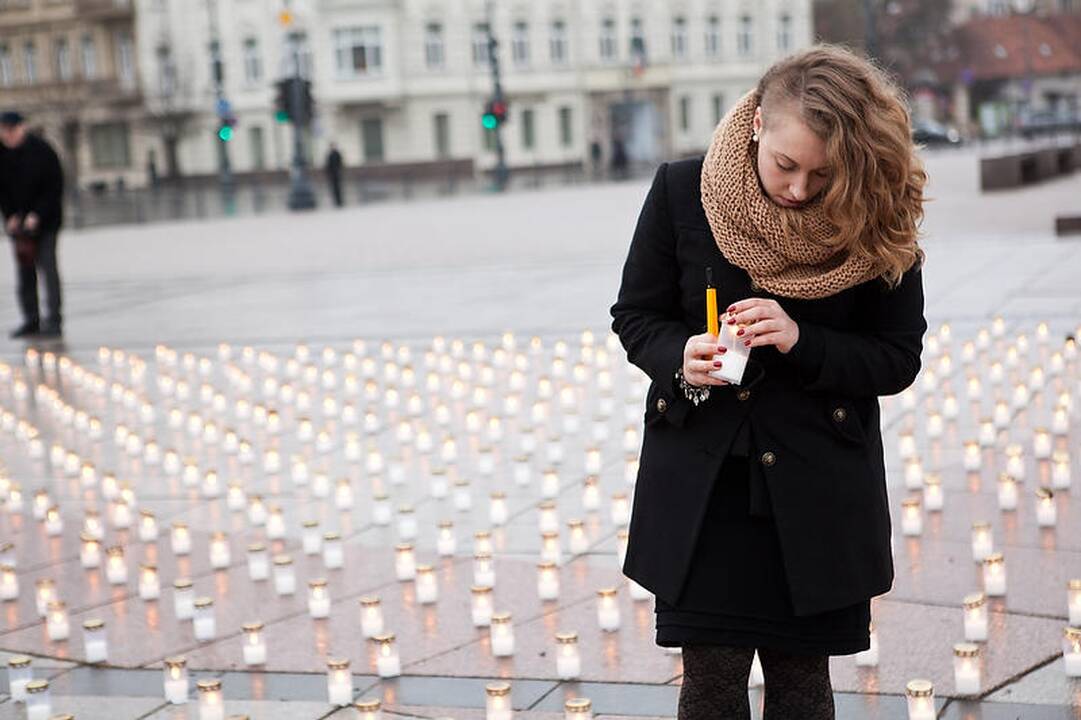 Žuvusiesiems keliuose sužibo per 15 tūkst. žvakučių