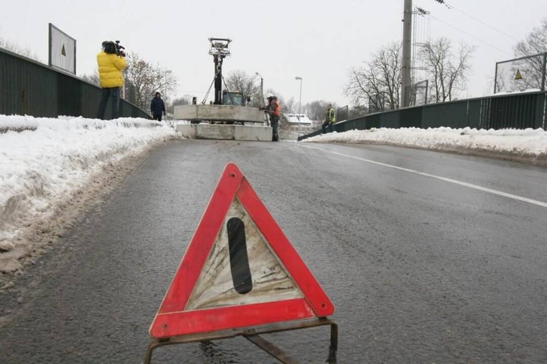 Vilniuje ant viaduko iškrito vežamo krano konstrukcijos
