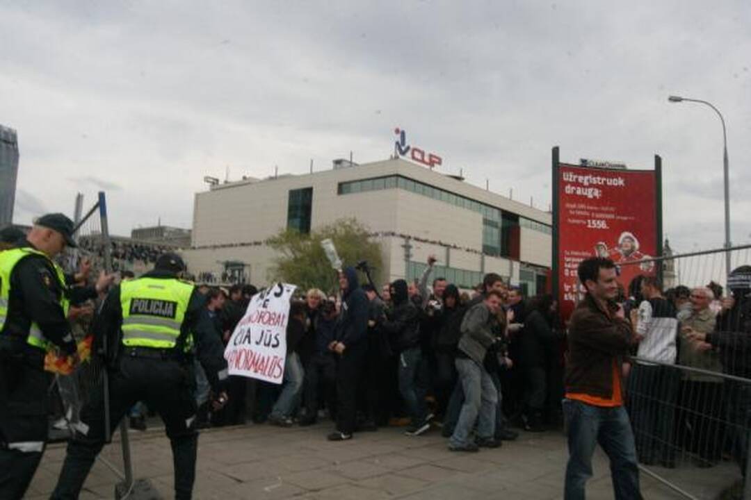Po eitynių - riaušės. P.Gražulis ir K.Uoka išvesdinti jėga