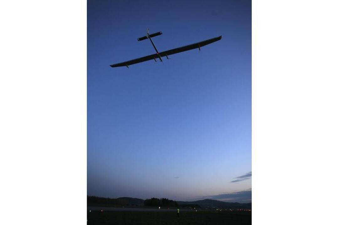 Saulės energija varomas lėktuvas pakilo į pirmąjį tarpžemyninį skrydį