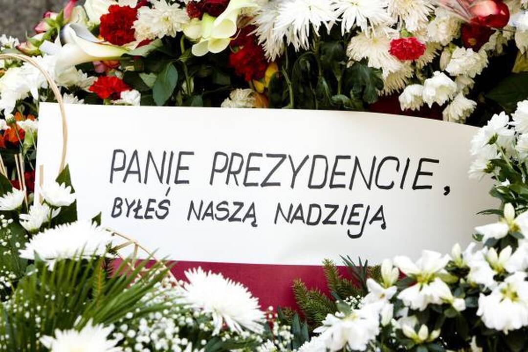 Vilniaus moksleiviai prie Lenkijos ambasados pagerbia žuvusiuosius (dar papildyta)