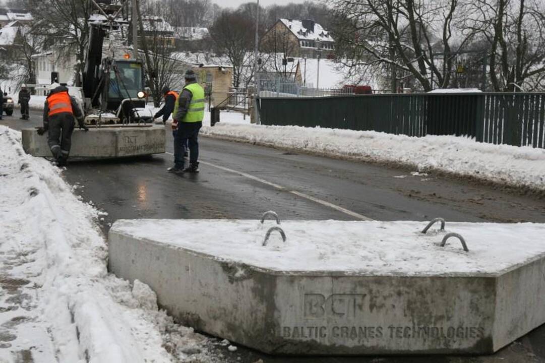 Vilniuje ant viaduko iškrito vežamo krano konstrukcijos