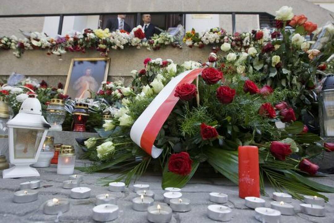 Vilniaus moksleiviai prie Lenkijos ambasados pagerbia žuvusiuosius (dar papildyta)