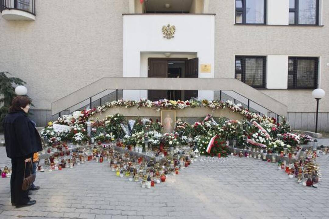 Vilniaus moksleiviai prie Lenkijos ambasados pagerbia žuvusiuosius (dar papildyta)