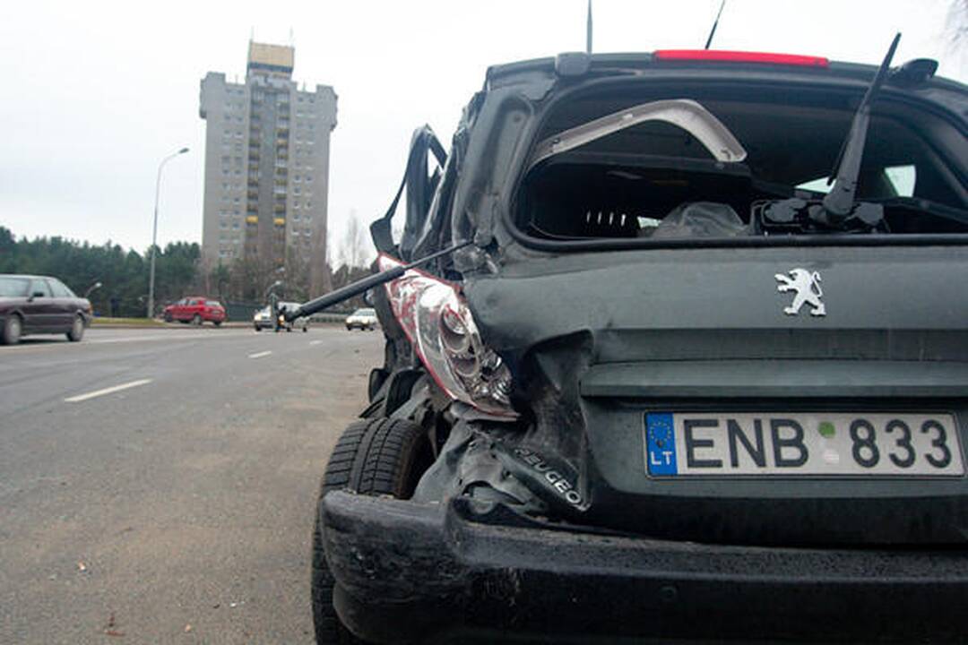Vilniuje siautėjęs „Lexus“ vairuotojas taranavo aštuonis automobilius (papildyta)