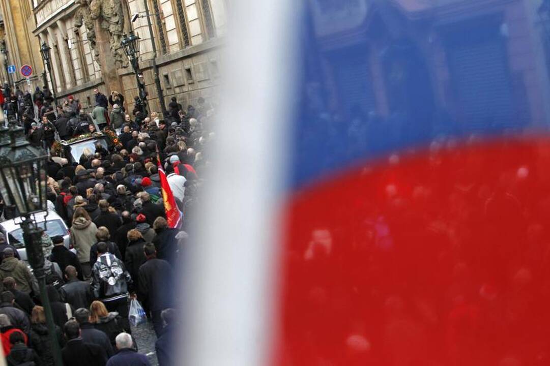 Vaclavo Havelo karstas pervežtas į Prahos pilį