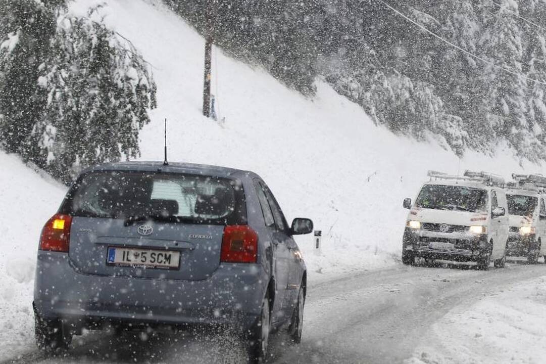 Į Austriją netikėtai atėjusi žiema pridarė rūpesčių vairuotojams