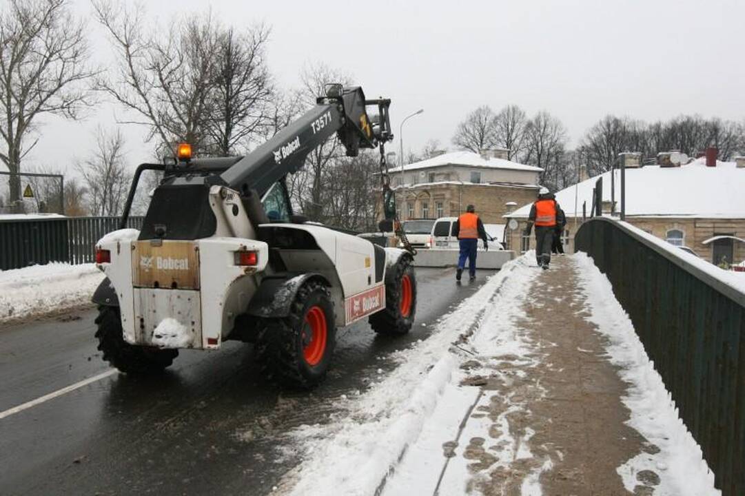 Vilniuje ant viaduko iškrito vežamo krano konstrukcijos