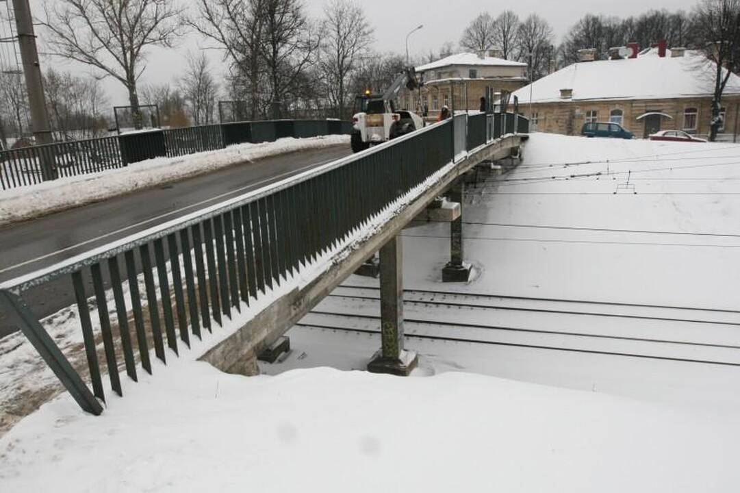 Vilniuje ant viaduko iškrito vežamo krano konstrukcijos
