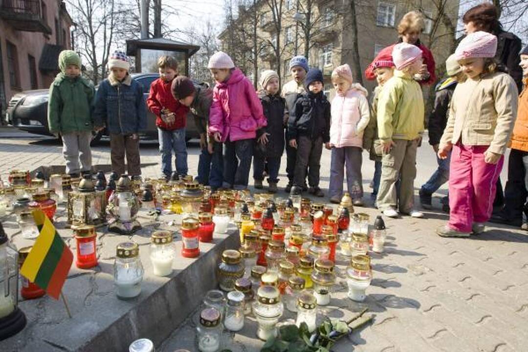 Vilniaus moksleiviai prie Lenkijos ambasados pagerbia žuvusiuosius (dar papildyta)