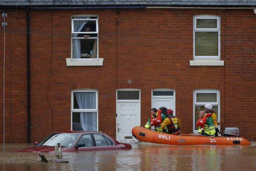 Didžiąją Britaniją septintą dieną iš eilės skalauja liūtys