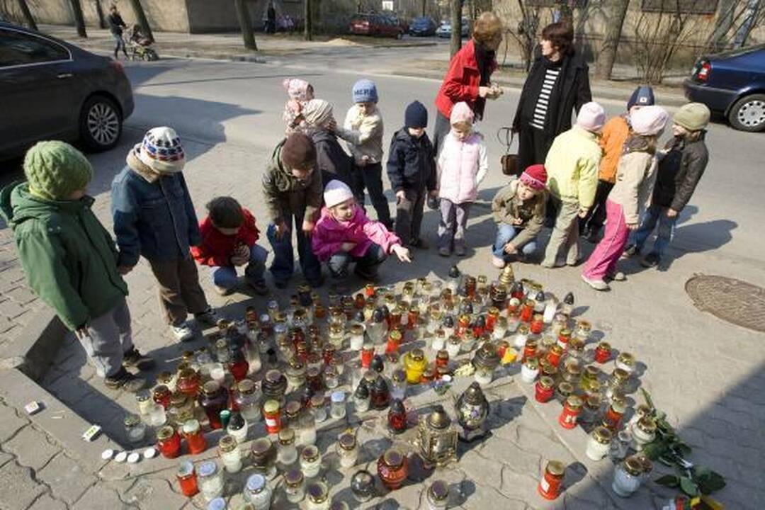 Vilniaus moksleiviai prie Lenkijos ambasados pagerbia žuvusiuosius (dar papildyta)