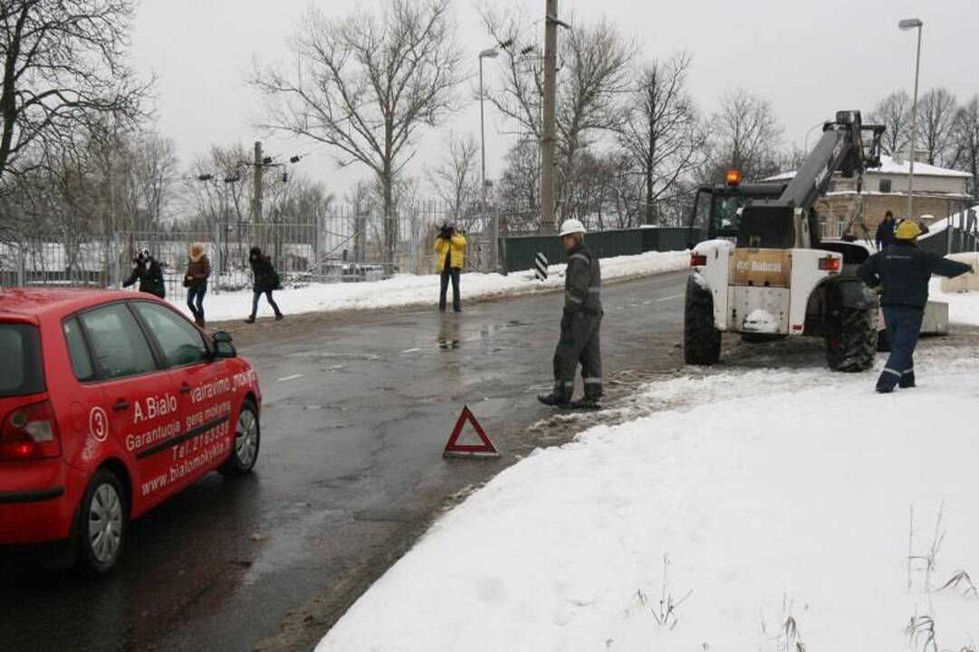 Vilniuje ant viaduko iškrito vežamo krano konstrukcijos